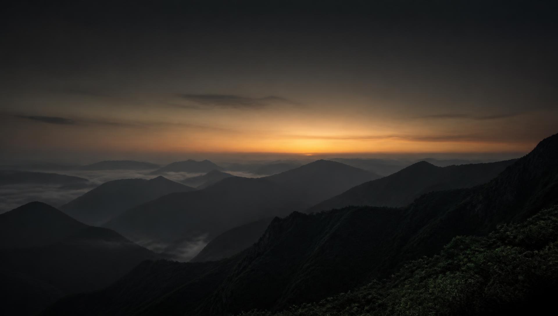Montanhas ao amanhecer